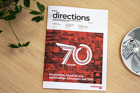 Firmenmagazin directions auf Tisch