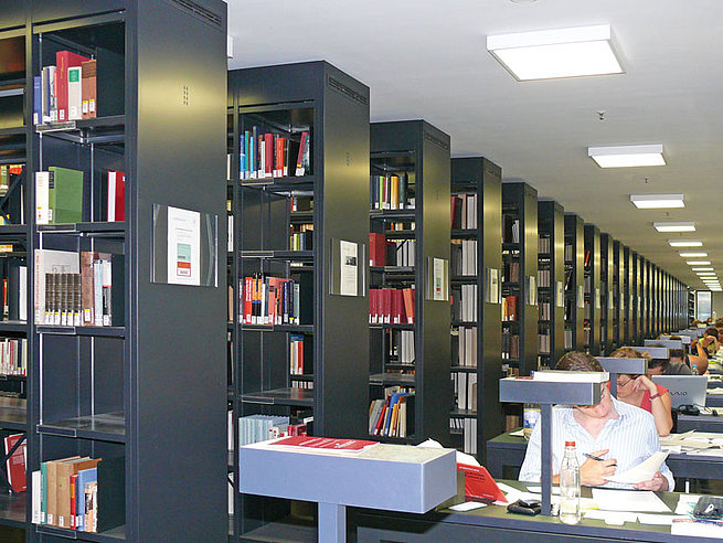 Bibliotheksregale, Arbeitsplätze Humboldt Universität Berlin