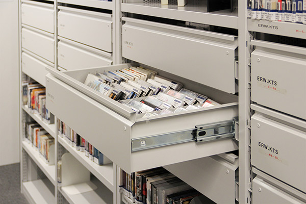 Bibliotheksregal mit Schublade