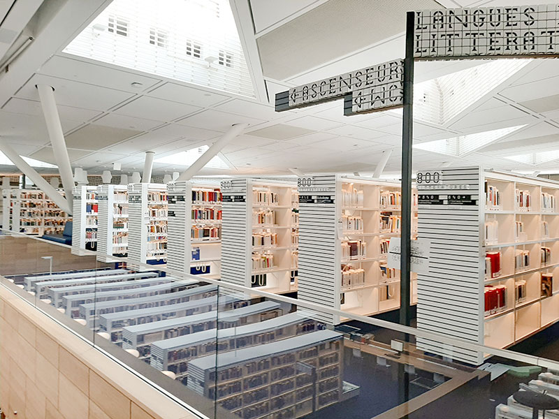 Bibliotheksregale im Freihandbereich der Nationalbibliothek Luxemburg